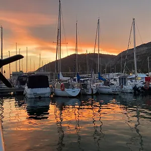 https://vive-la-experiencia-de-dormir-acunado-por-castelldefels.catalonia-hotels.com